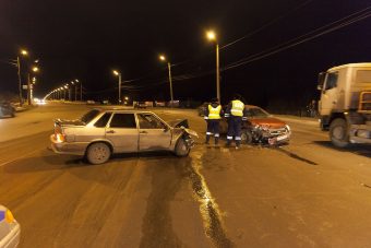 В Твери столкнулись лоб в лоб две легковушки