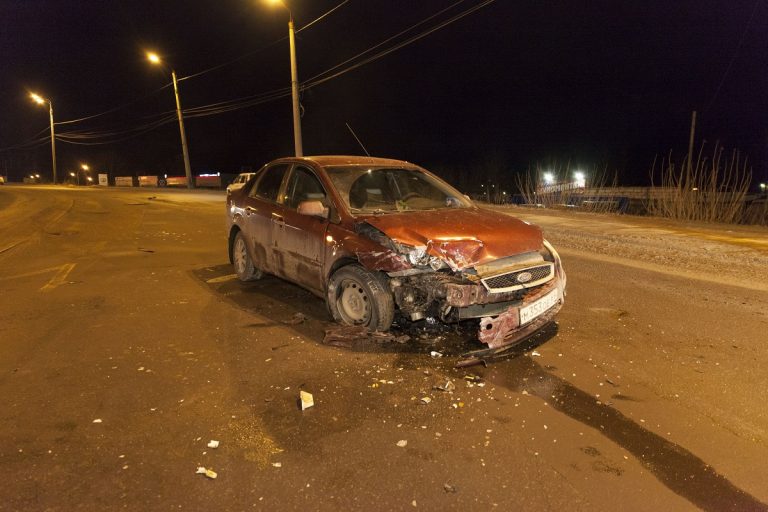 В Твери столкнулись лоб в лоб две легковушки