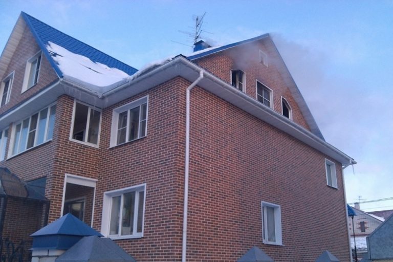 В Твери пожарные спасли женщину из горящего дома