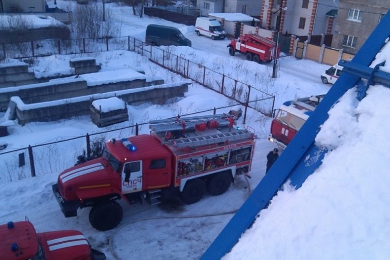 В Твери пожарные спасли женщину из горящего дома