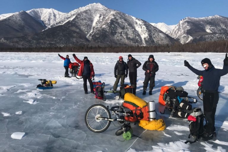 Путешественники из Твери покорили ледовый Байкал на велосипедах