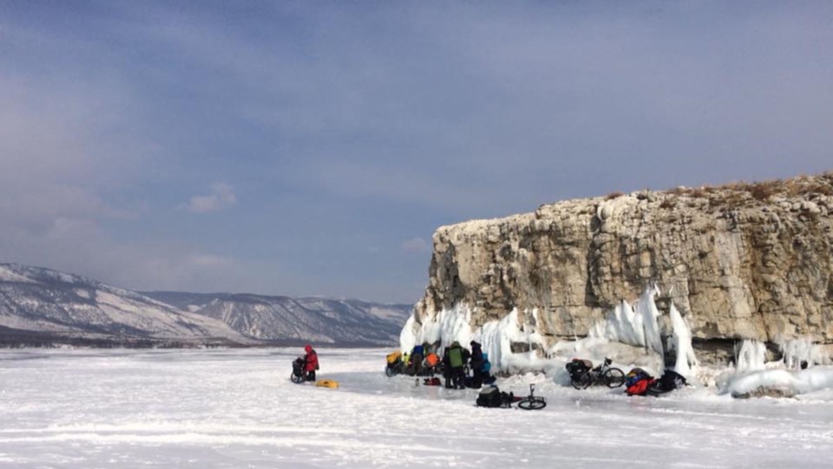 Путешественники из Твери покорили ледовый Байкал на велосипедах