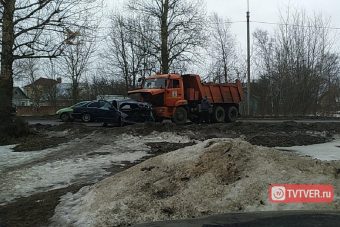 В Твери столкнулись самосвал МУП «ЖЭК» и легковой автомобиль