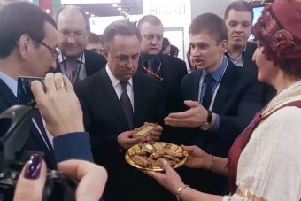 Виталия Мутко угостили карельскими калитками из Лихославля Виталия Мутко угостили карельскими калитками из Лихославля