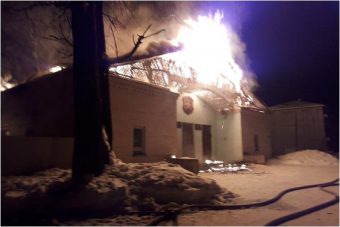 В Весьегонске сгорело 90% здания военно-патриотического клуба «Кировец» В Весьегонске сгорело 90% здания военно-патриотического клуба «Кировец»