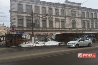 В центре Твери упавший с крыши снег уничтожил остановку и деревянный переход