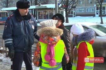 Тверские школьники напомнили пешеходам о правилах пересечения проезжей части Тверские школьники напомнили пешеходам о правилах пересечения проезжей части