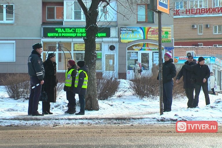Тверские школьники напомнили пешеходам о правилах пересечения проезжей части