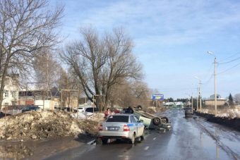 В Твери в ДТП перевернулся автомобиль - пострадала женщина