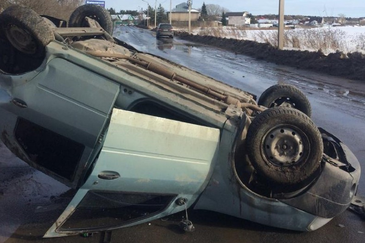 В Твери в ДТП перевернулся автомобиль - пострадала женщина
