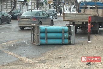 В центре Твери с «Газели» упали баллоны с кислородом В центре Твери с «Газели» упали баллоны с кислородом