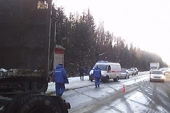 В Тверской области на трассе опрокинулась фура с фруктами