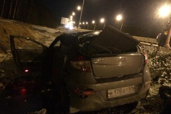 Под Тверью на трассе М-10 водитель легкового автомобиля протаранил ограждение и съехал в кювет