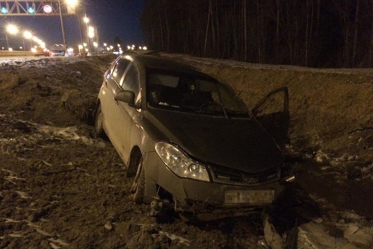 Под Тверью на трассе М-10 водитель легкового автомобиля протаранил ограждение и съехал в кювет