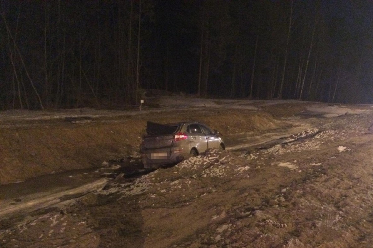 Под Тверью на трассе М-10 водитель легкового автомобиля протаранил ограждение и съехал в кювет
