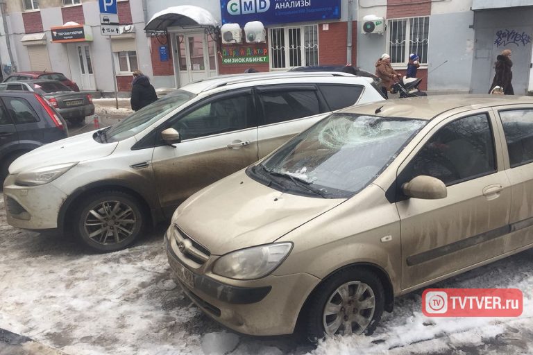 Со здания Правительства Тверской области упала ледяная глыба и разбила автомобиль