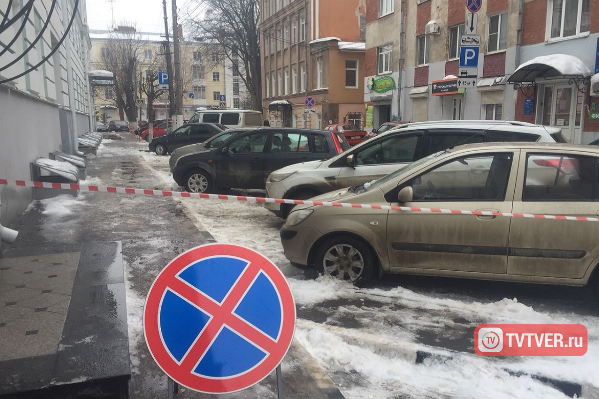 Со здания Правительства Тверской области упала ледяная глыба и разбила автомобиль