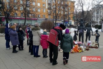 Тверитяне несут цветы и игрушки к памятнику семье