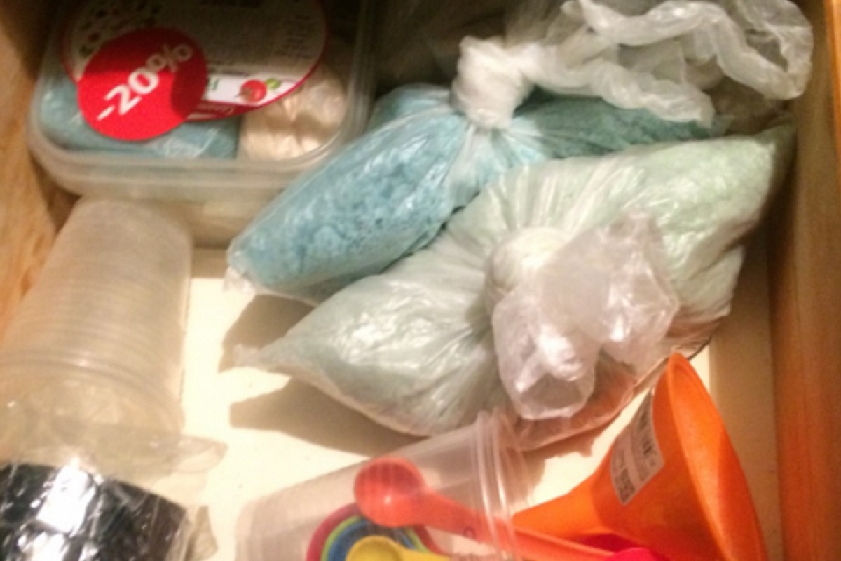 В Твери муж с женой «закладывали» свертки с синтетическим наркотиком