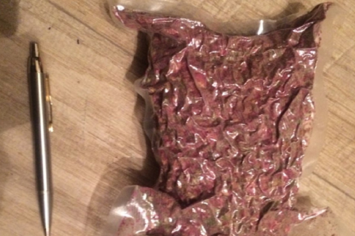 В Твери муж с женой «закладывали» свертки с синтетическим наркотиком