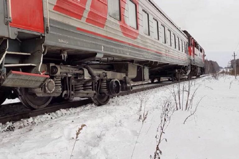 В Тверской области столкнулись поезд и Лада Гранта