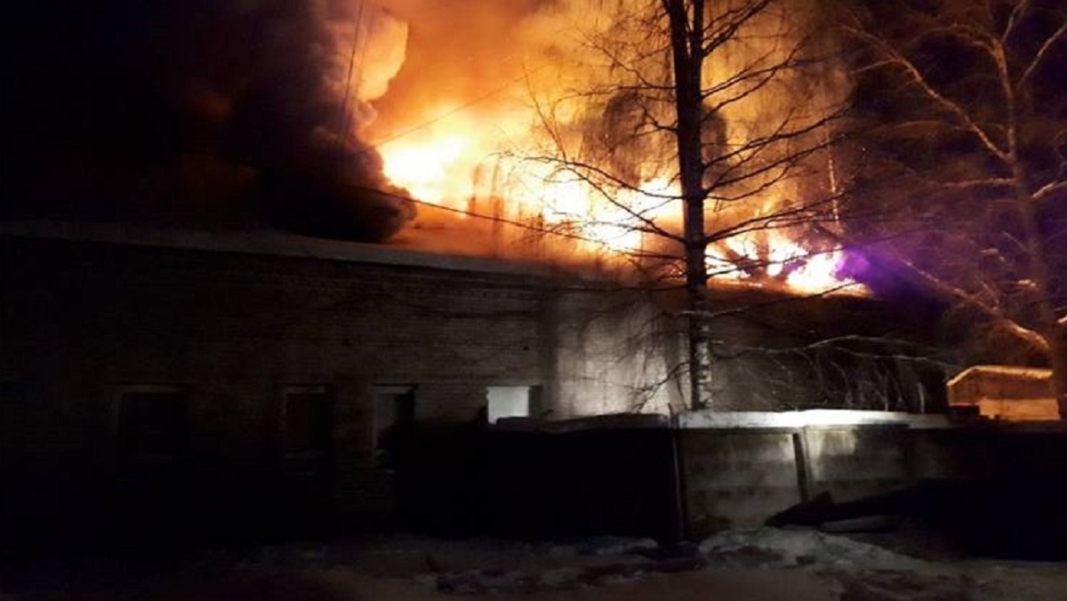 В Весьегонске сгорело 90% здания военно-патриотического клуба «Кировец»