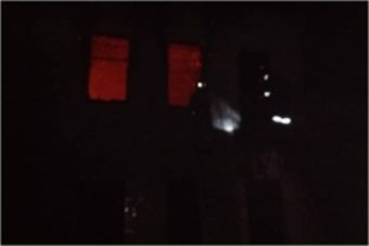Ночью в Торопце пожарные больше часа тушили горевшее здание