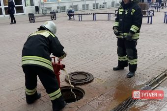 В Твери проверяют пожарные гидранты на Трехсвятской