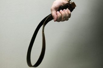 В Тверской области отец заплатит дочери деньги за то, что избил ее ремнем