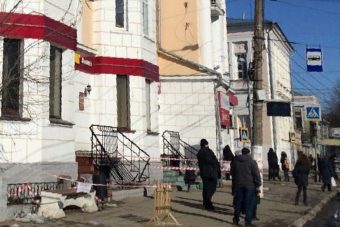 В Твери кусок льда упал на голову женщины - проводится доследственная проверка