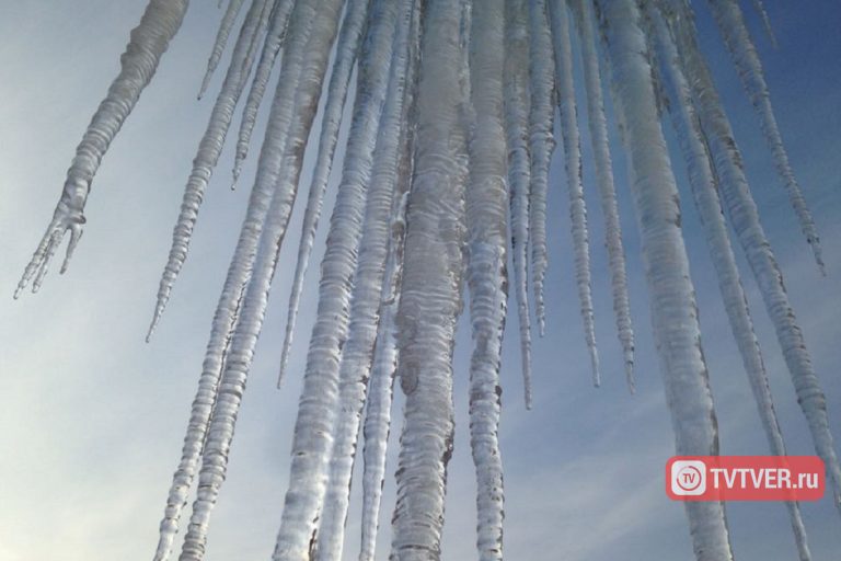 Новая жертва сосулек: в Твери ледяная глыба упала на пожилую женщину