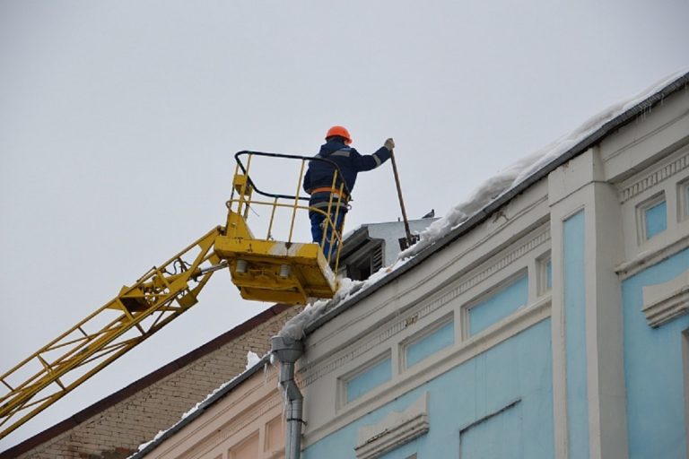 В Твери наказывают управляющие компании за сосульки на крышах домов