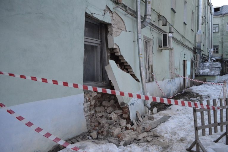 В Твери жителей дома на Советской,7 с обрушенной стеной могут в любой момент эвакуировать