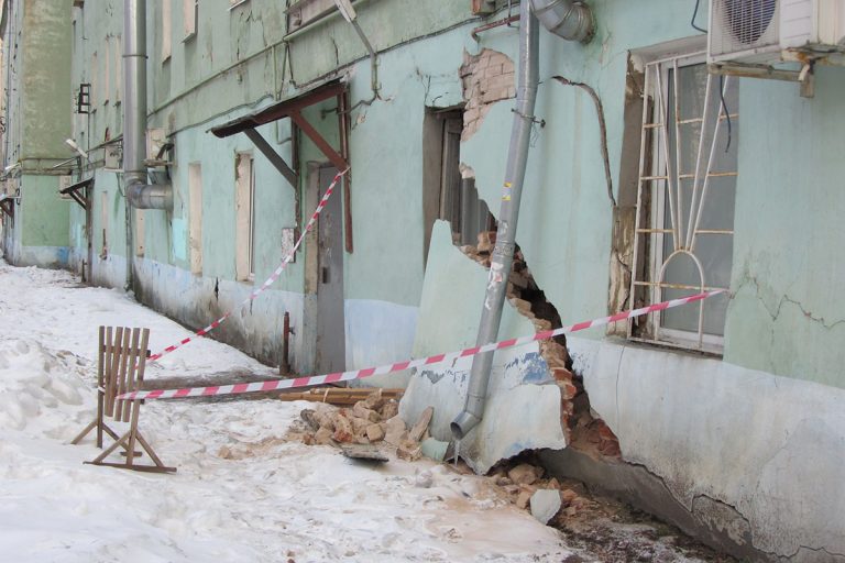 Следственный комитет в Твери проверяет обрушившуюся стену жилого дома и памятника архитектуры