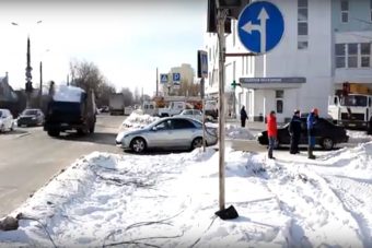 Водитель, сбивший светофор в Твери, явился с повинной в ГИБДД