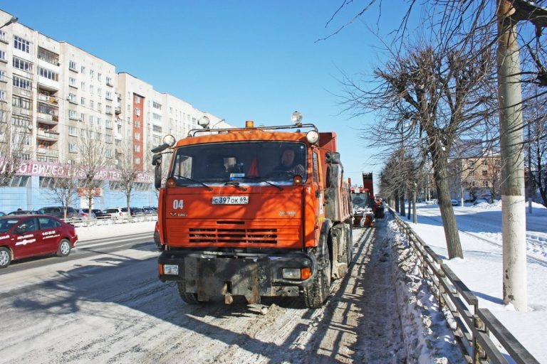 Сотни единиц спецтехники вышли на очистку заснеженных магистралей в Тверской области
