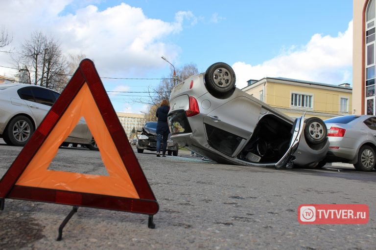 В центре Твери у гостиницы «Оснабрюк» перевернулась иномарка, пострадала женщина
