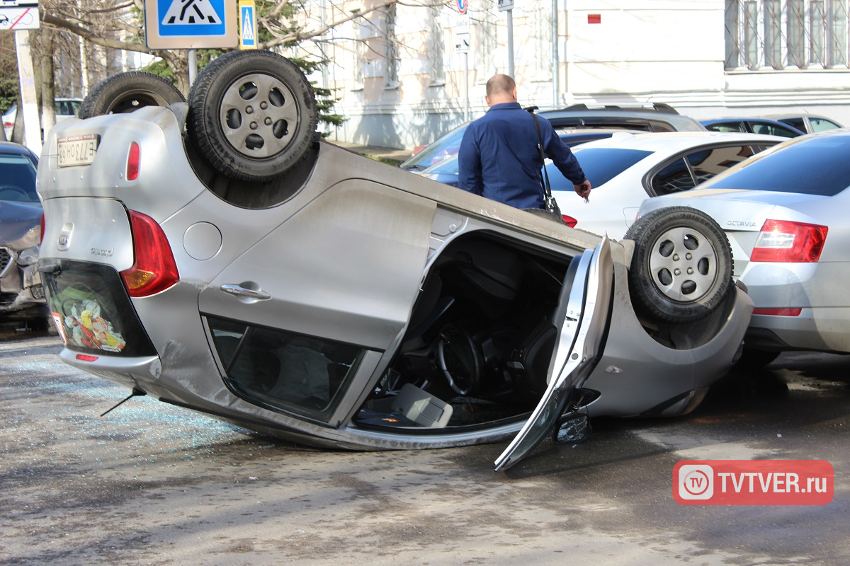 В центре Твери у гостиницы «Оснабрюк» перевернулась иномарка, пострадала женщина