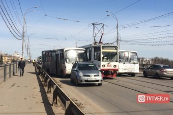 В Твери на мосту столкнулись маршрутка и трамвай