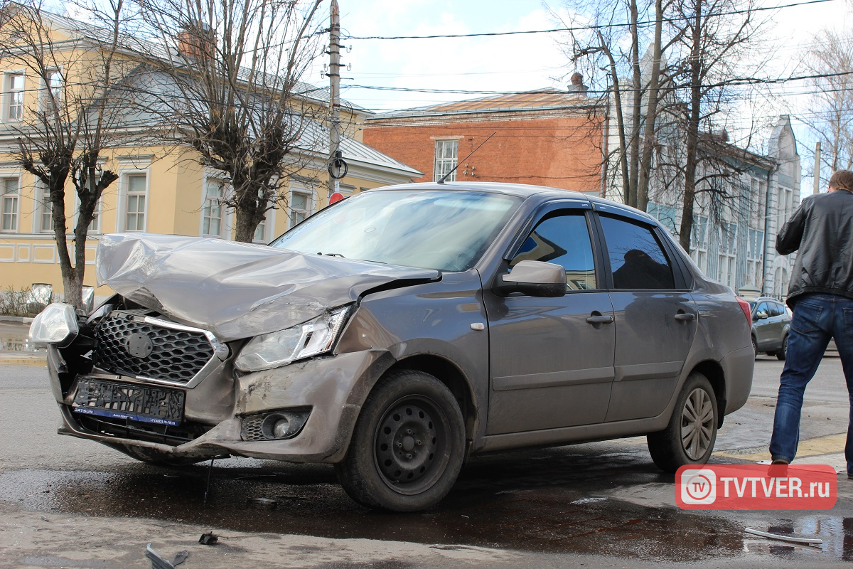 В центре Твери у гостиницы «Оснабрюк» перевернулась иномарка, пострадала женщина