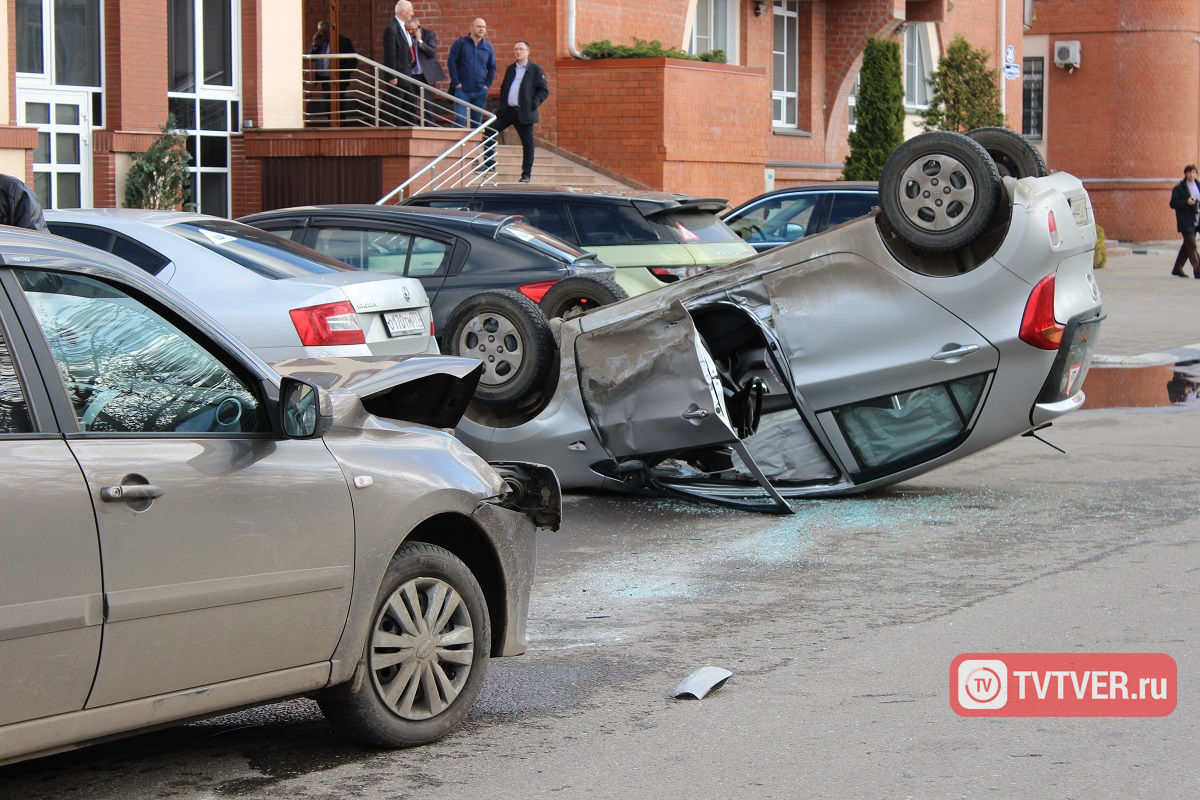 В центре Твери у гостиницы «Оснабрюк» перевернулась иномарка, пострадала женщина