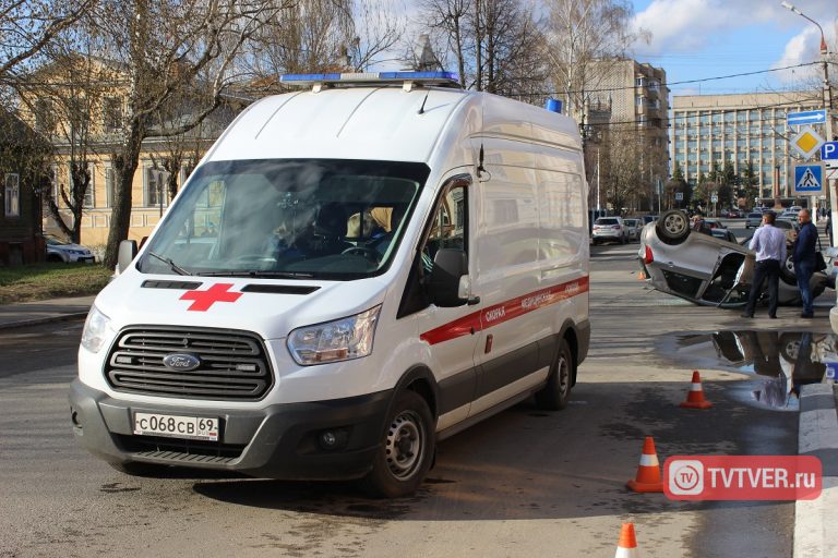В центре Твери у гостиницы «Оснабрюк» перевернулась иномарка, пострадала женщина