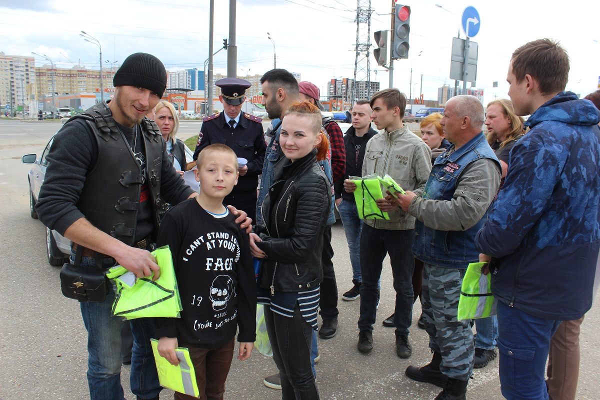 Байкеры Твери открыли мотосезон, проехав колонной по городу