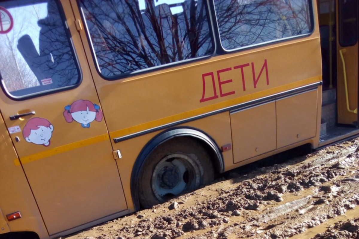 В Тверской области в непролазной грязи застрял автобус с детьми