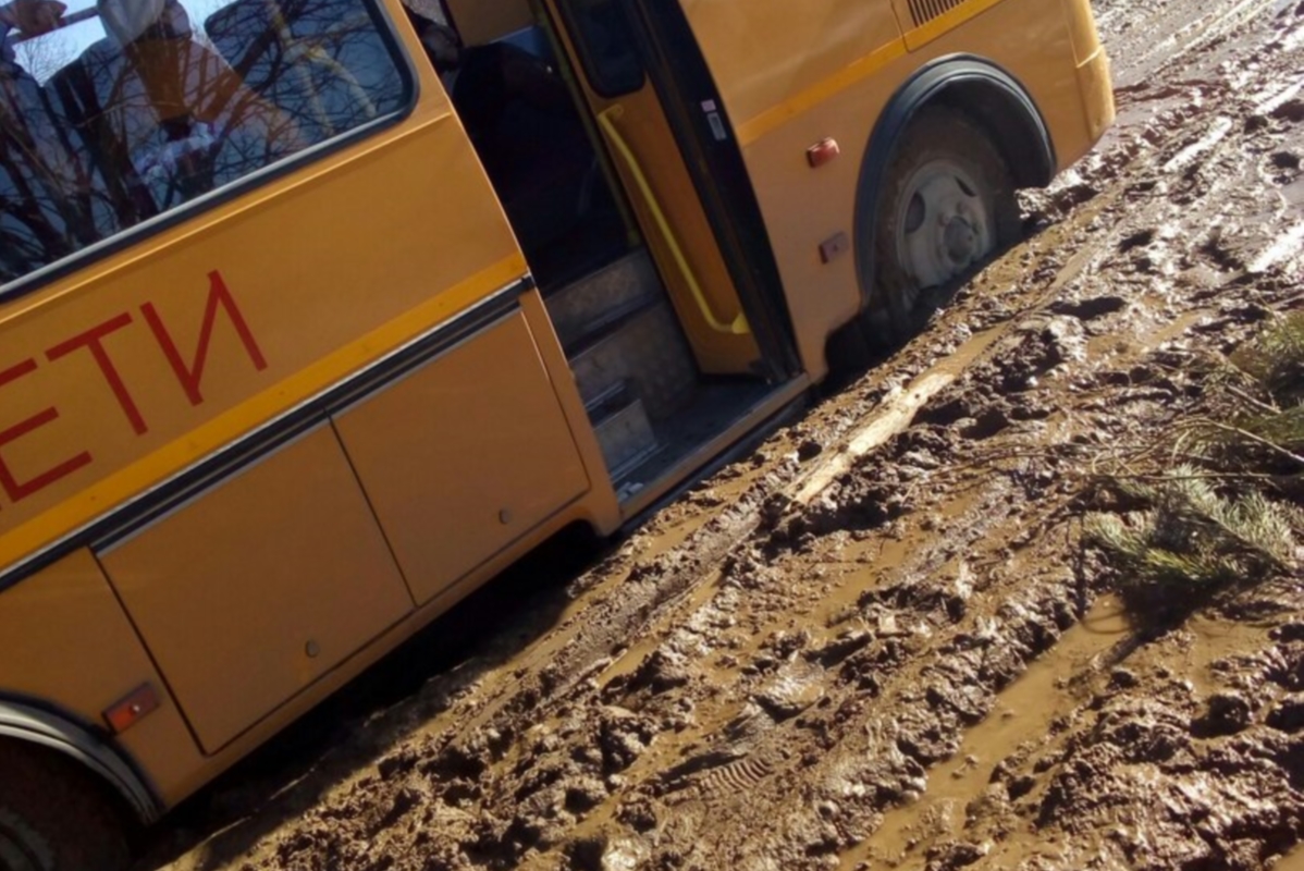 В Тверской области в непролазной грязи застрял автобус с детьми