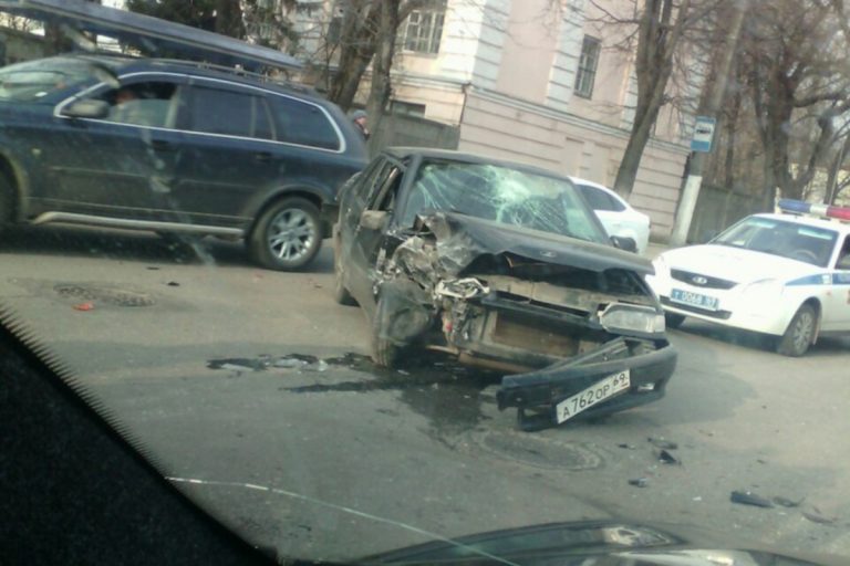 В Твери на Петербургском шоссе столкнулись четыре машины