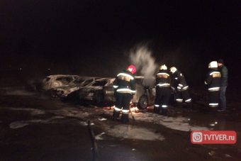 В Твери ночью дотла сгорели пять машин