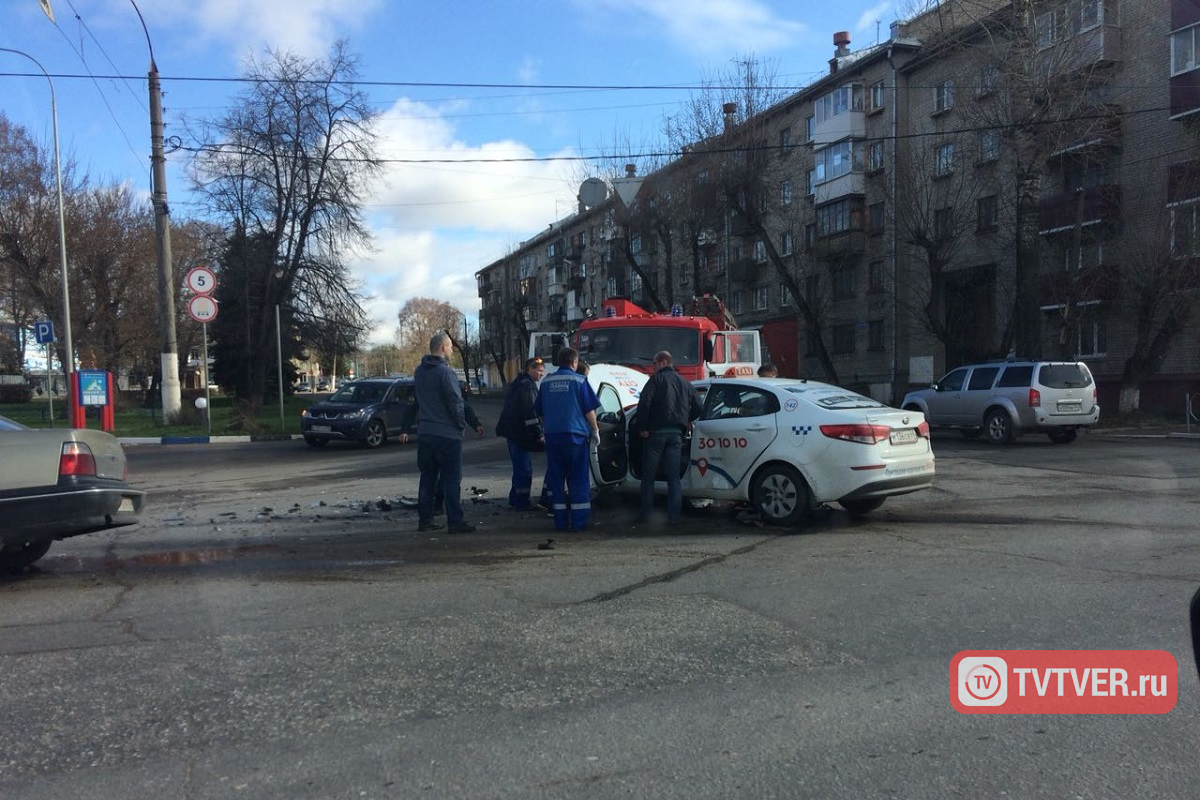 В Твери в ДТП с участием такси пострадал человек