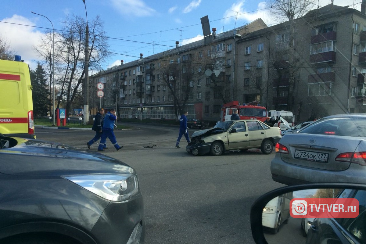 В Твери в ДТП с участием такси пострадал человек