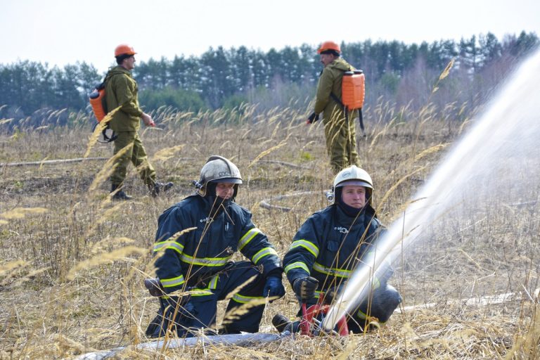 Спасатели ликвидируют условный пожар в Тверской области